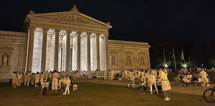 am Ende des Abends wird aufger&auml;umt und alles sauber hinterlassen (&copy;Foto: Martin Schmitz)